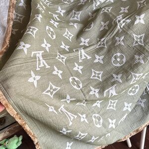 Louis Vuitton SO SWEET monogram shawl